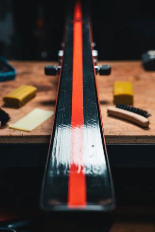Mantenimiento de esquis y tablas de snow.