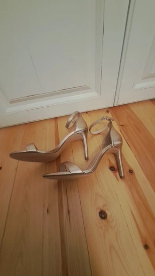 Sandalias doradas de tacón