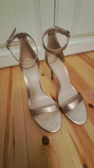 Sandalias doradas de tacón
