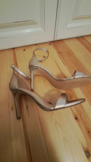 Sandalias doradas de tacón
