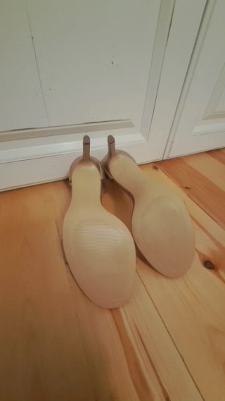 Sandalias doradas de tacón