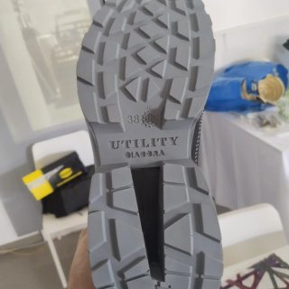 Botas de seguridad Diadora grises y rojas