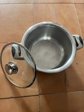 Olla metálica con tapa de cristal