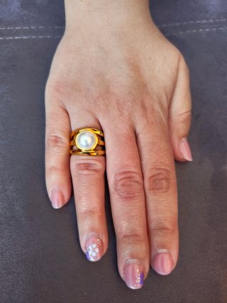 Anillo dorado con perla central