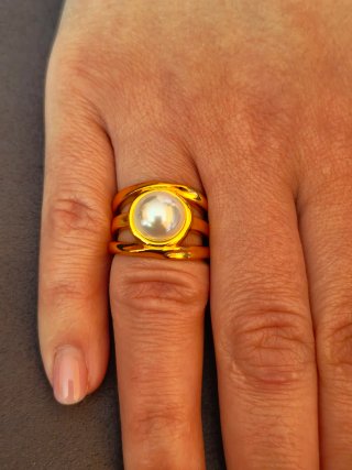 Anillo dorado con perla central