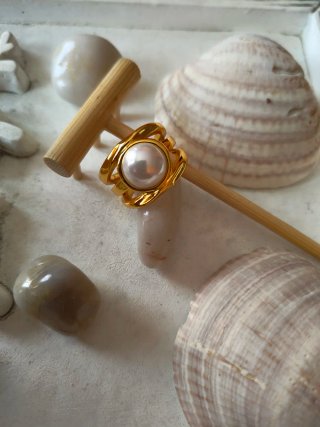 Anillo dorado con perla central