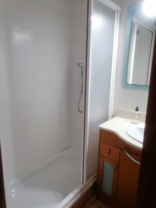 Alquilo dormitorio, sala de estar y baño