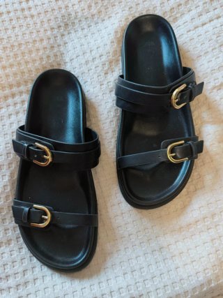 Sandalias negras con hebillas doradas