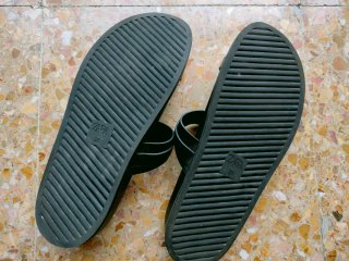 Sandalias negras con hebillas doradas