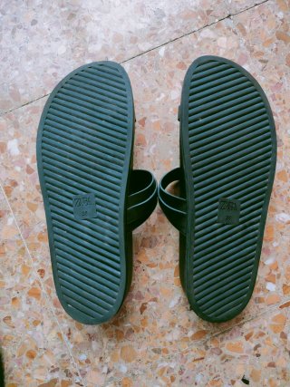 Sandalias negras con hebillas doradas