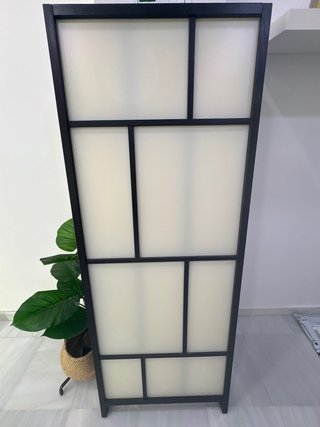 Biombo Ikea Risor de color blanco y negro.