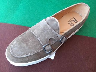 Zapatos de hombre italianos de ante azul y beige.
