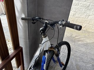Bicicleta de montaña BH azul y blanca