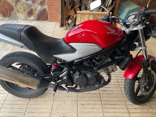Honda VTR 250 Naked Roja