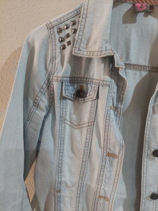 Cazadora vaquera Kiabi con tachuelas