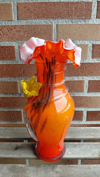 Jarrón de cristal naranja con flor