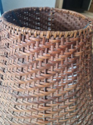 Lámpara de mesa mimbre y madera