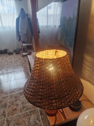 Lámpara de mesa mimbre y madera