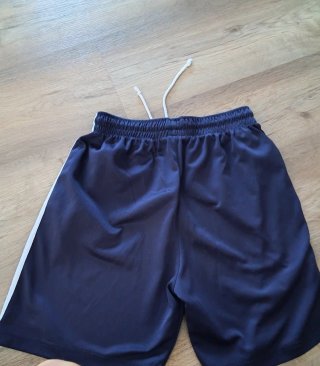 Pantalones cortos uniforme escolar.