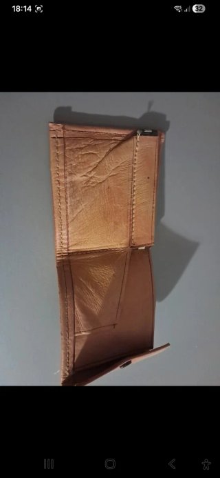 Cartera de piel artesanal con relieve