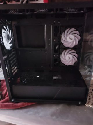 Caja de PC Negra con Ventiladores