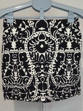 Minifalda H&M Talla 36 Estampado Blanco y Negro