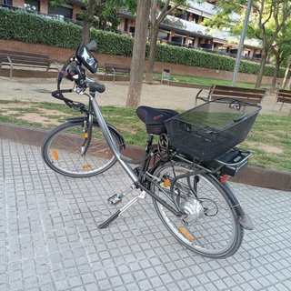 Bicicleta BTWIN gris con cesta