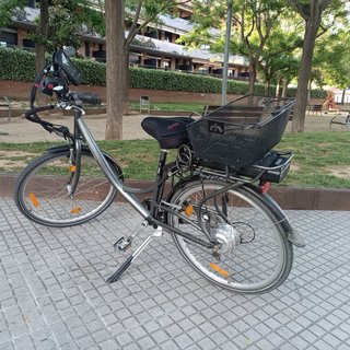 Bicicleta BTWIN gris con cesta