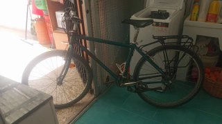 Bicicleta verde con portaequipajes 26p