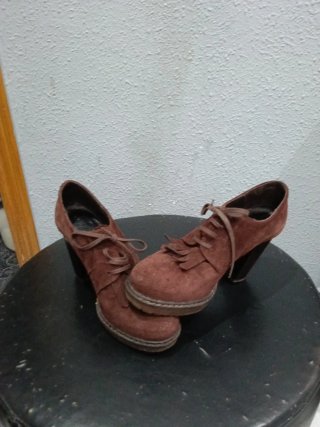 Mocasines tacón ante mujer
