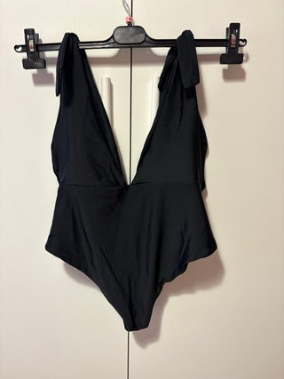 Costume intero nero scollato a V profonda . Tg. L