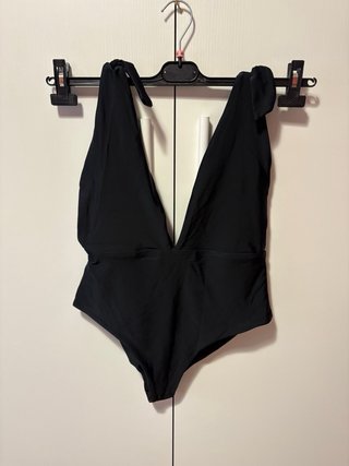 Costume intero nero scollato a V profonda . Tg. L