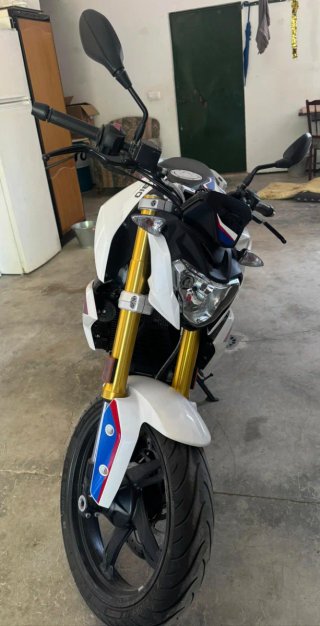 BMW 310R Naked Blanca y Azul