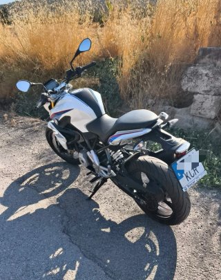 BMW 310R Naked Blanca y Azul