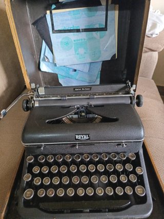 Máquina de escribir Royal Quiet de Luxe con maletí