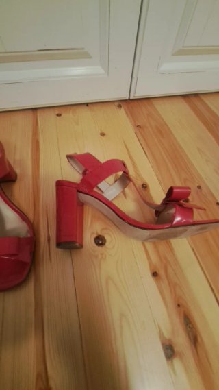 Sandalias rojas con lazo