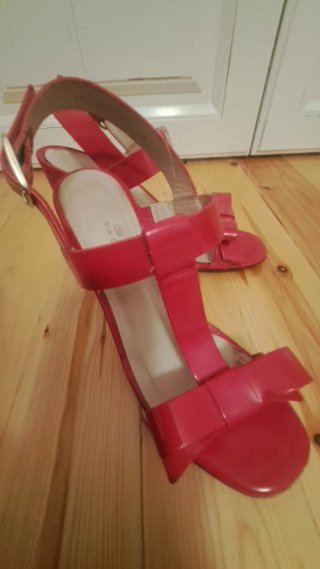 Sandalias rojas con lazo