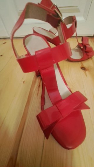 Sandalias rojas con lazo