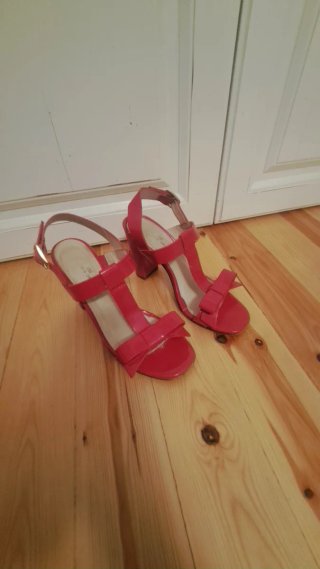 Sandalias rojas con lazo