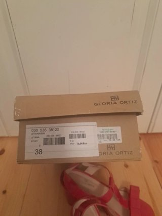 Sandalias rojas con lazo
