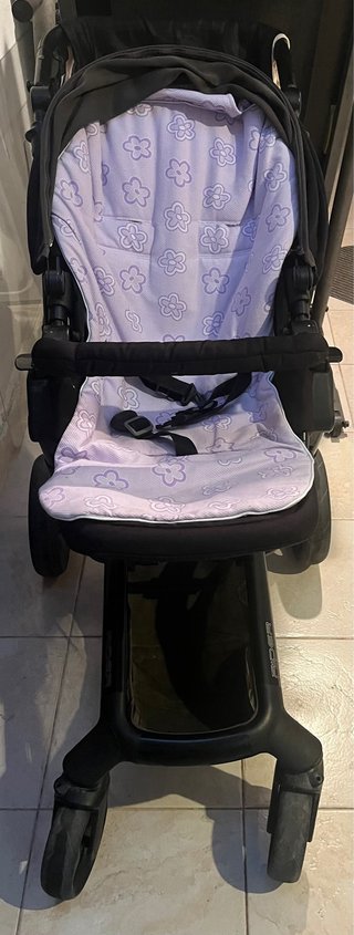 Carro de bebé con estampado floral