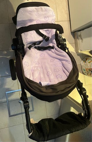 Carro de bebé con estampado floral