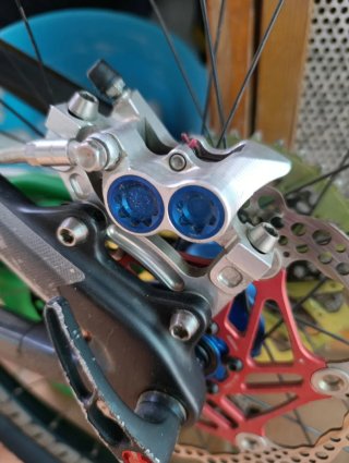 Frenos Hope Tech M4  Detalles en azul