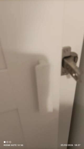 Armario blanco con luz.  sin parte trasera
