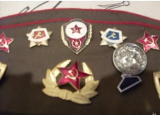 Gorro militar con insignias soviéticas