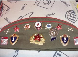 Gorro militar con insignias soviéticas