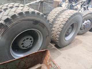 Rueda con llanta para camión.hay 24 unidades