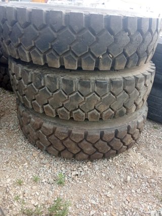 Rueda con llanta para camión.hay 24 unidades