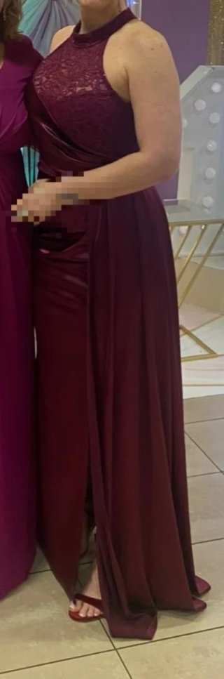 Vestido largo burdeos con abertura