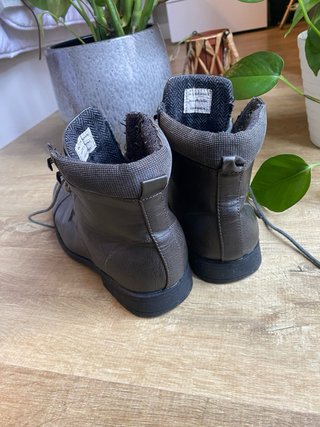 Stivali da uomo marroni e grigi